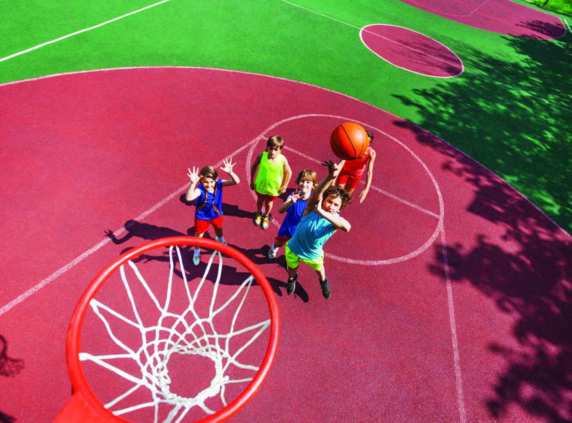 Deti hrajúce basketbal/Children are playing basketball
