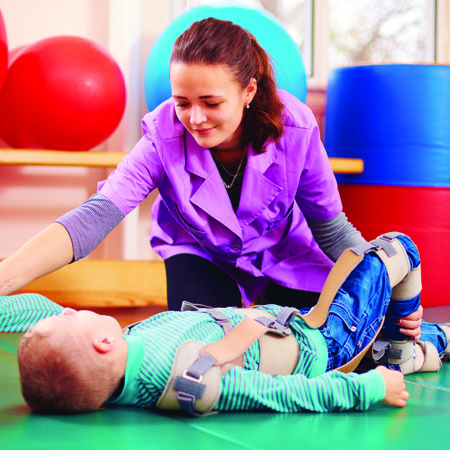 Dieťa cvičiace s fyzioterapeutkou / Child practising with physiotherapist