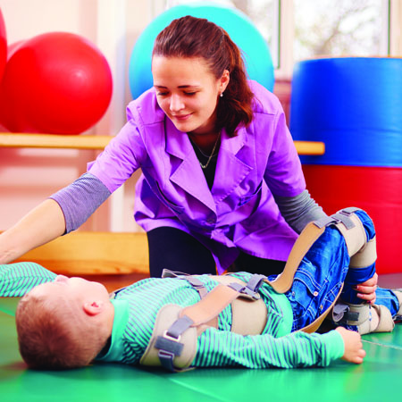 Dieťa cvičiace s fyzioterapeutkou / Child practising with physiotherapist