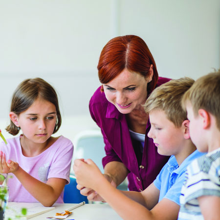 Učiteľka s detmi / Teacher with kids